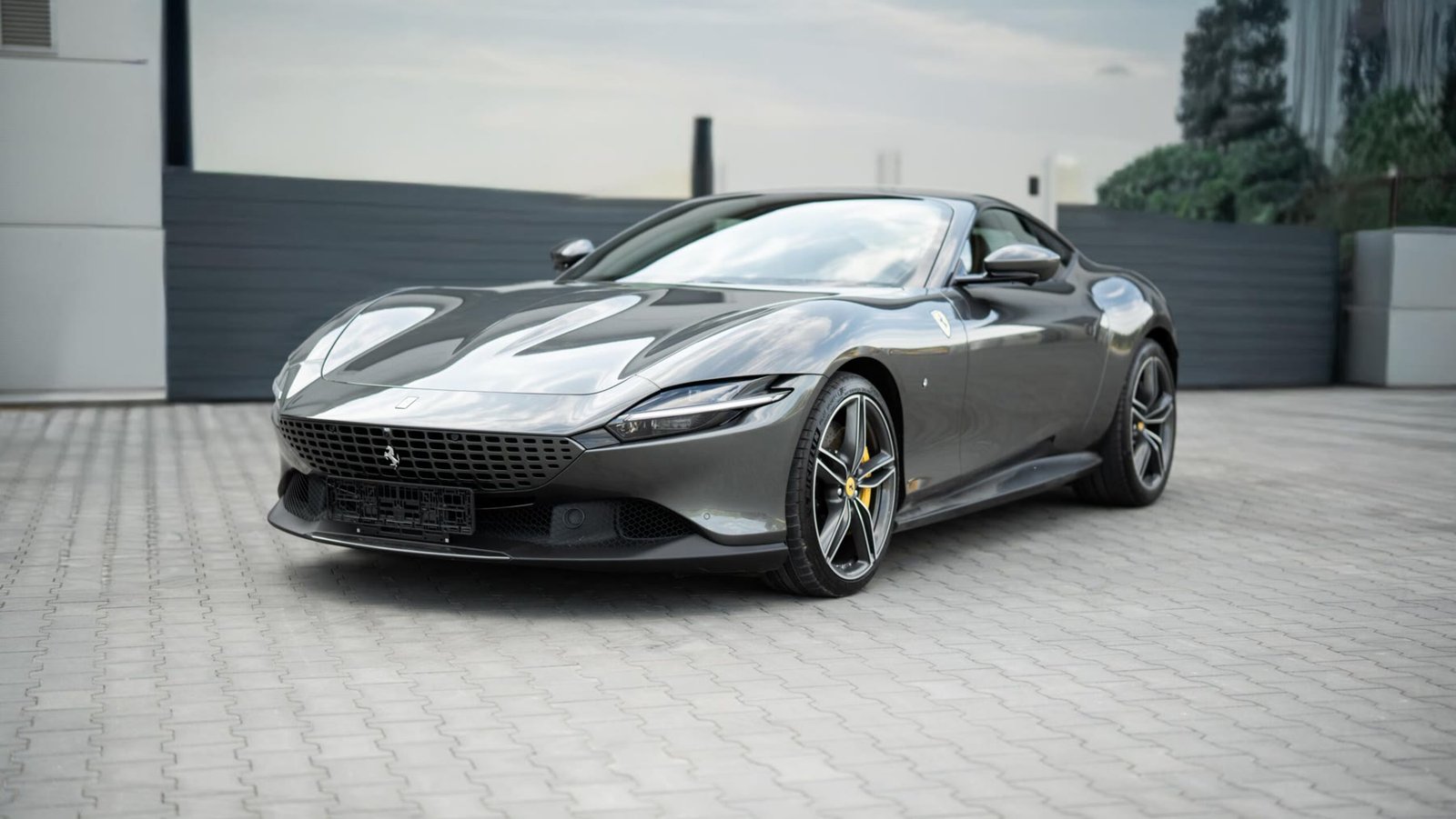 Ferrari Roma w szarym metaliku